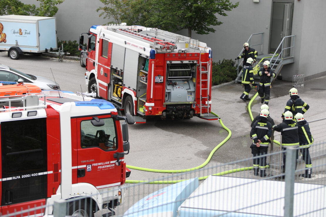 Brandeinsatz bei Backwarenproduktionsbetrieb in Wels-Schafwiesen