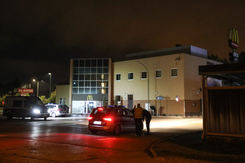 Nächtlicher Einsatz der Polizei bei Fast-Food-Restaurant in Wels-Pernau