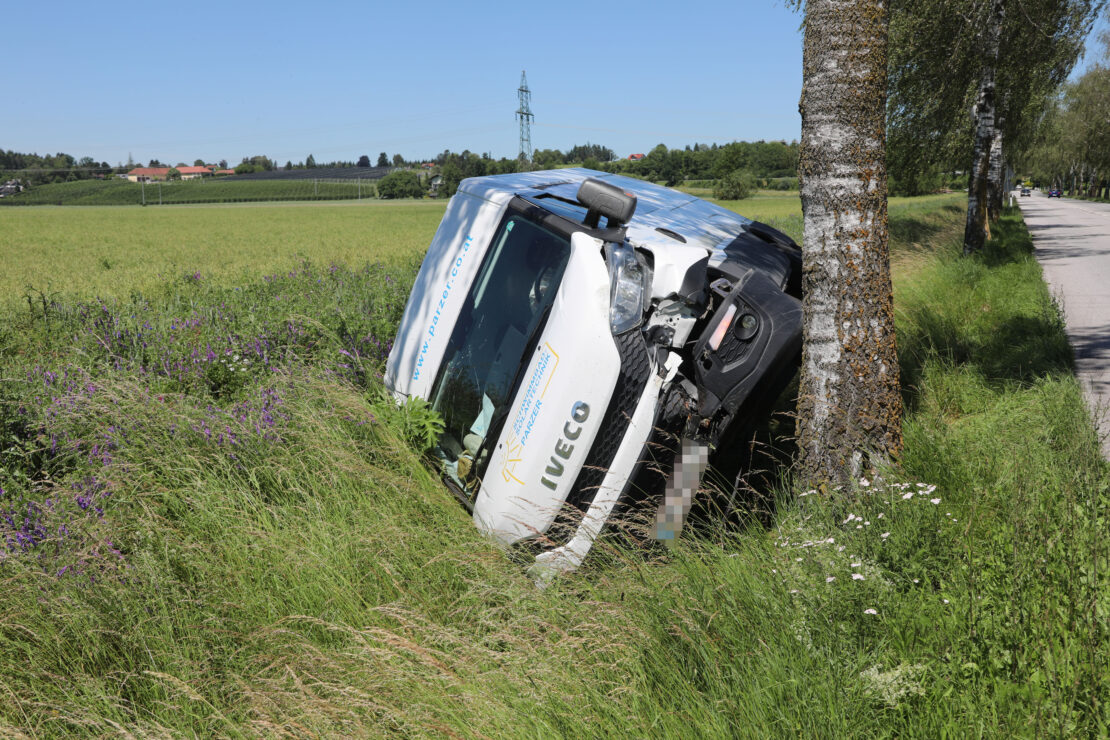 Kleintransporter bei Verkehrsunfall in Wels-Puchberg umgestürzt