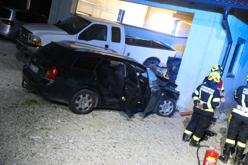 Auto mit Jugendlichen schleuderte bei Unfall in Steinerkirchen an der Traun gegen Pick-up und Garage