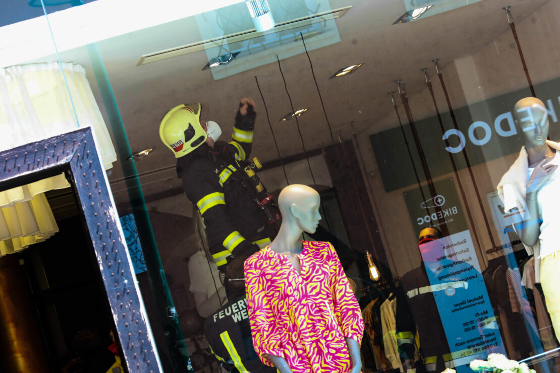 Brandgeruch in einem Geschäftslokal in Wels-Innenstadt führt zu Einsatz der Feuerwehr