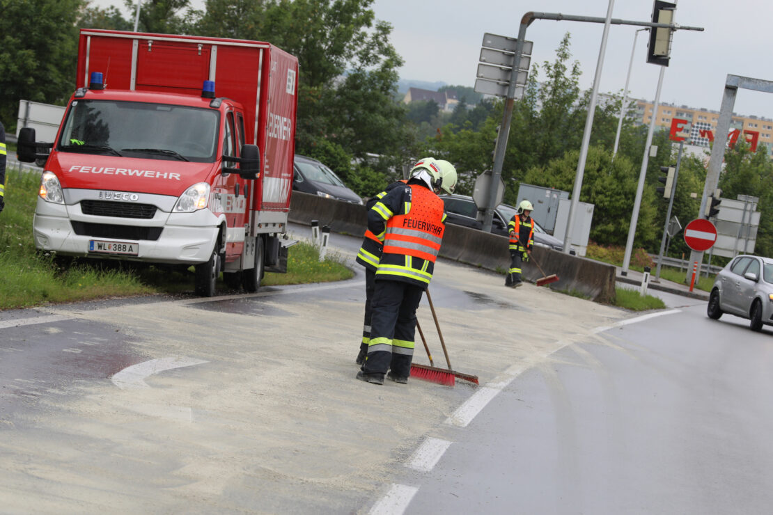 Feuerwehreinsatz: Vier Kilometer lange Ölspur von Wels nach Thalheim bei Wels