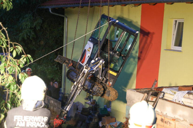 Bergung eines umgestürzten Minibaggers in Pichl bei Wels durch Mobilkran der Feuerwehr