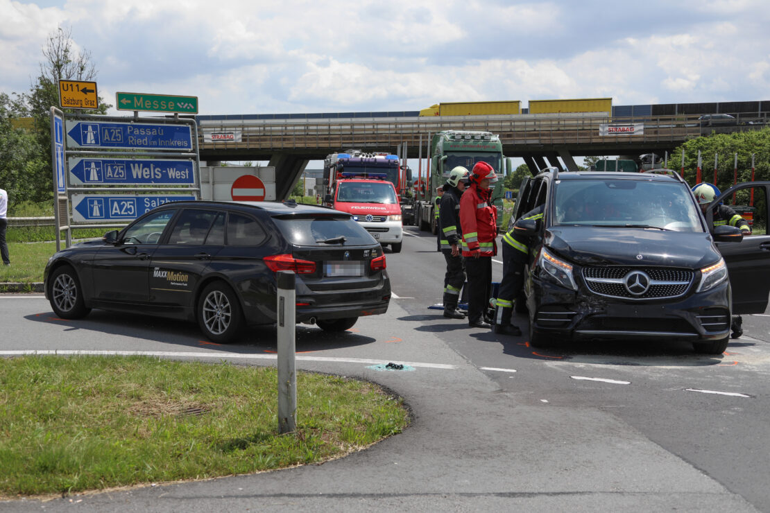 Kreuzungscrash bei Autobahnanschlussstelle in Wels-Puchberg endet glimpflich