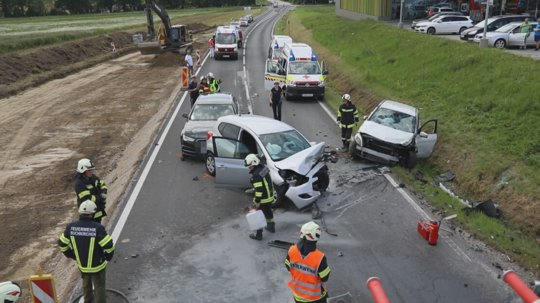 Kreuzungscrash mit drei Autos in Buchkirchen fordert drei Verletzte