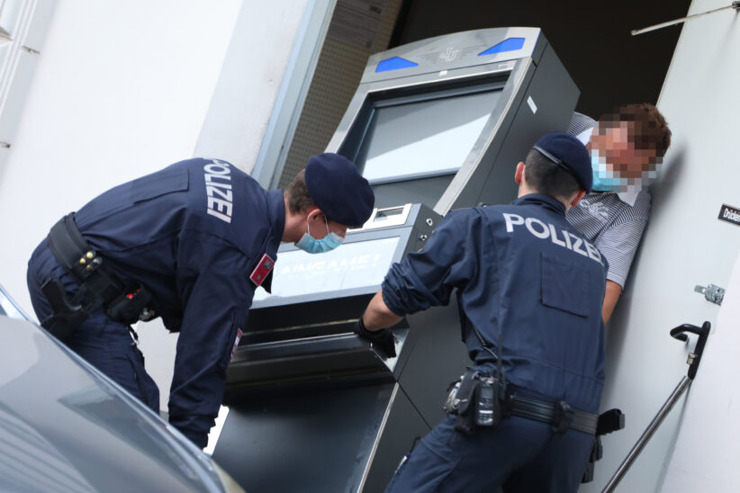 Illegales Glücksspiel: Finanzpolizei beschlagnahmt zahlreiche Spielautomaten in Wels-Innenstadt