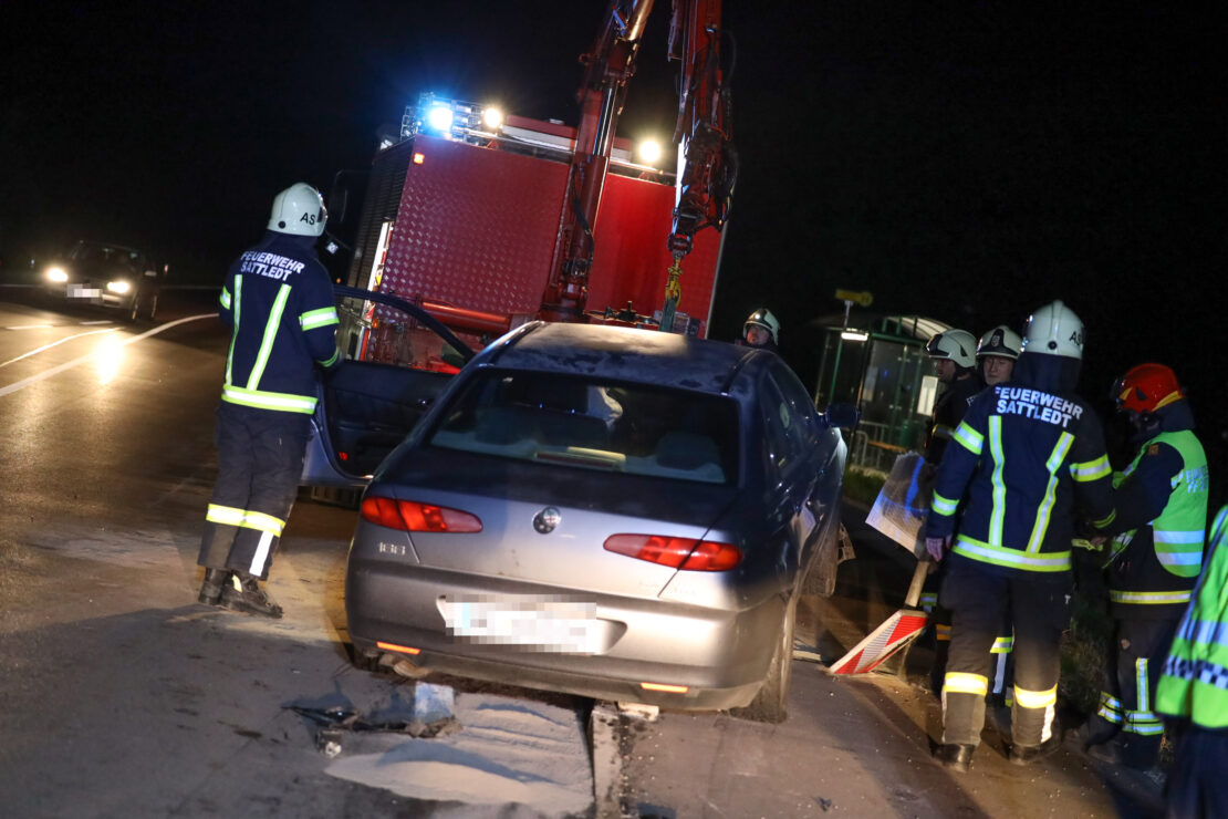 Verkehrsinsel stoppt Alkolenker: Unfall mit größerem Ölaustritt auf Pyhrnpass Straße bei Sattledt