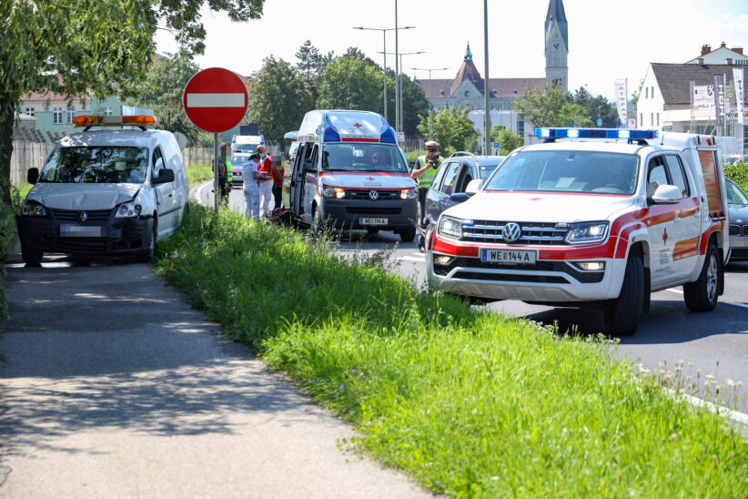 Auffahrunfall auf Innviertler Straße in Wels-Neustadt fordert zwei Verletzte