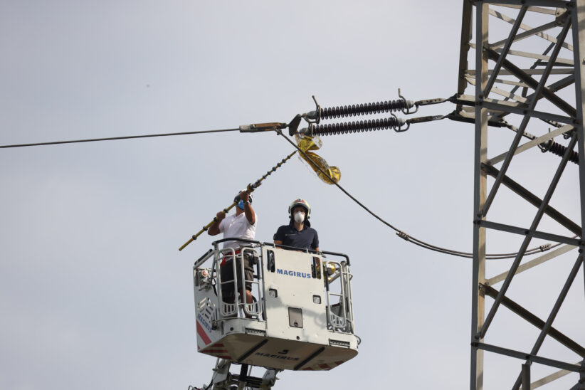 Luftballon in Hochspannungsleitung: Drehleiter-Einsatz der Feuerwehr in Wels-Schafwiesen
