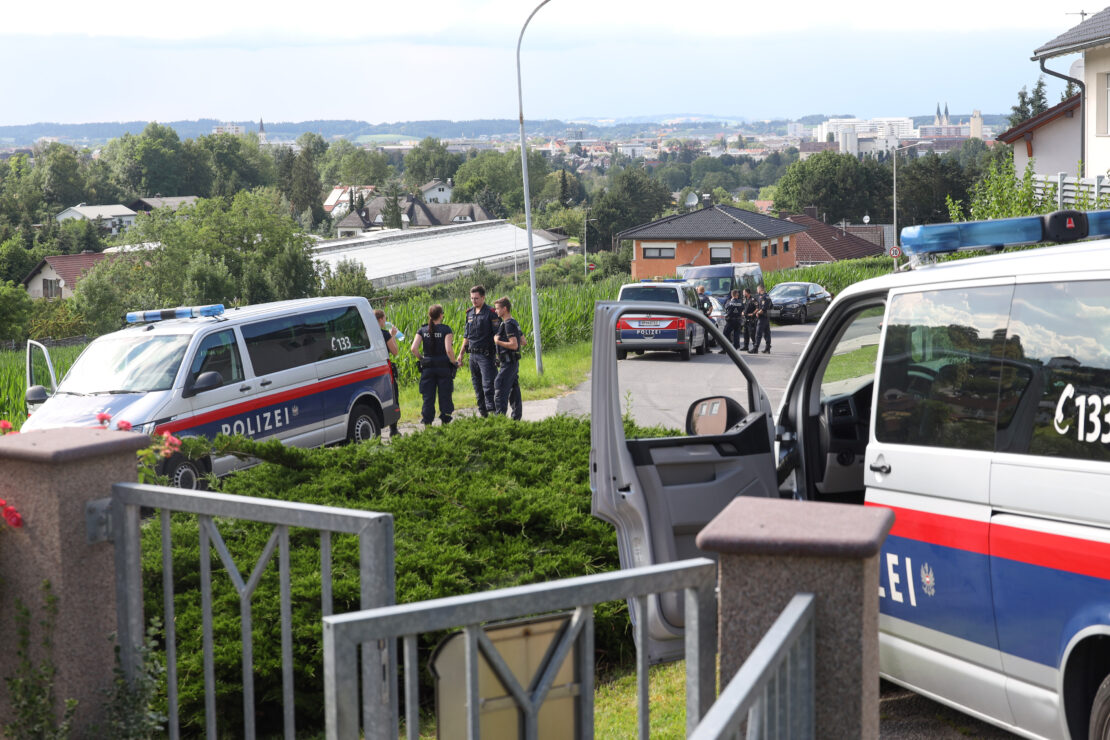 Großeinsatz der Polizei bei der Fahndung mehrerer geflüchteter Personen in Thalheim bei Wels