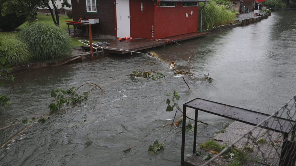 Kraneinsatz: Größerer Einsatz nach Verklausung im Mühlbach in Wels-Pernau nach Unwetter