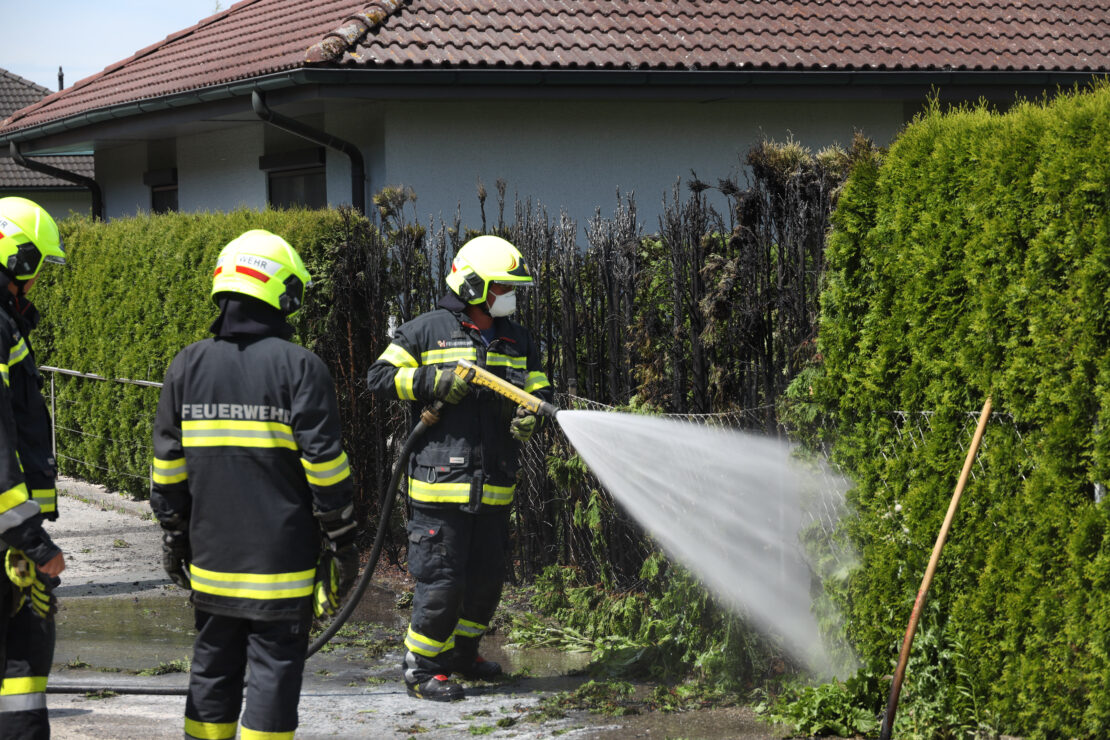 Brand einer Thujenhecke in Weißkirchen an der Traun