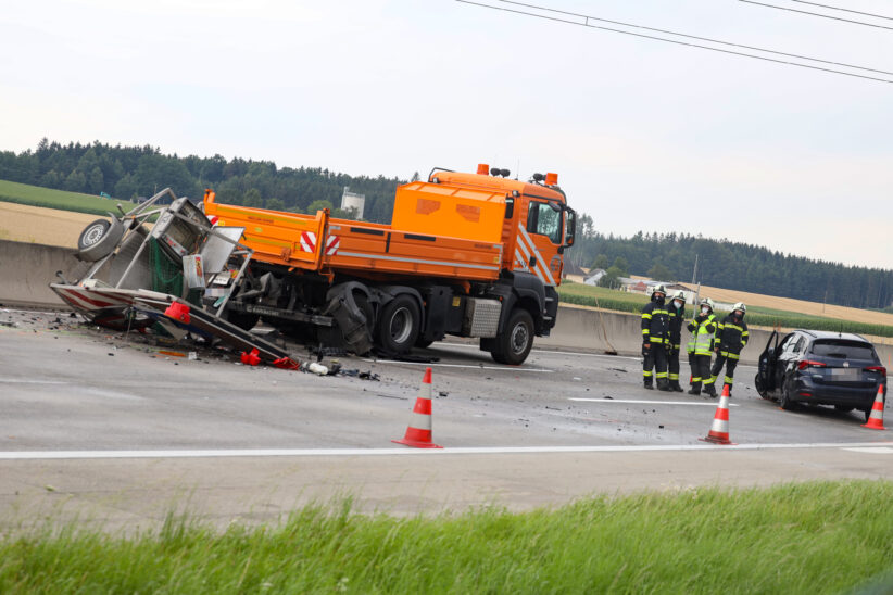 Auto kracht auf Westautobahn bei Sattledt in ein Baustellenabsicherungsfahrzeug
