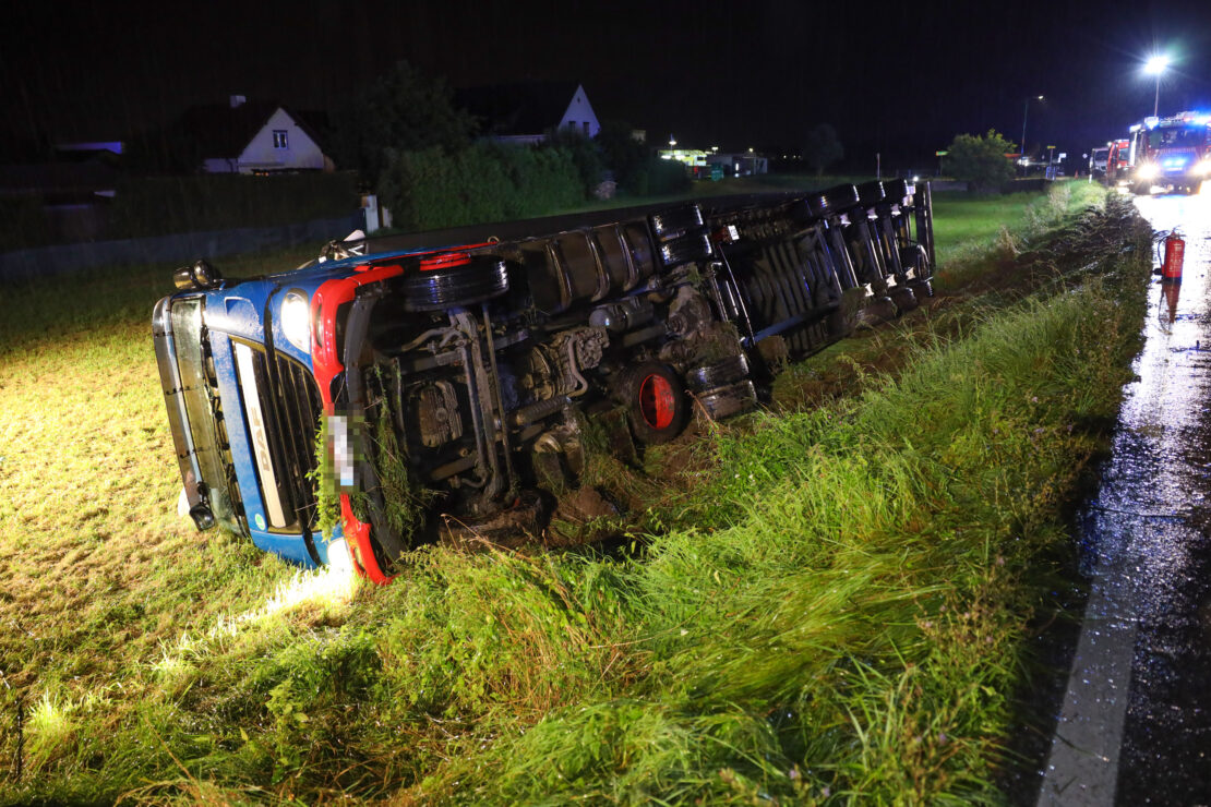 LKW-Sattelzug in Weißkirchen an der Traun über Böschung gestürzt - Lenker leicht verletzt
