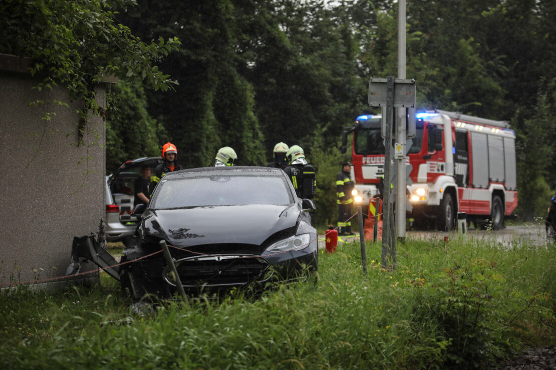 Auto kracht bei Unfall in Thalheim bei Wels gegen Steuerungshäuschen eines Bahnübergangs