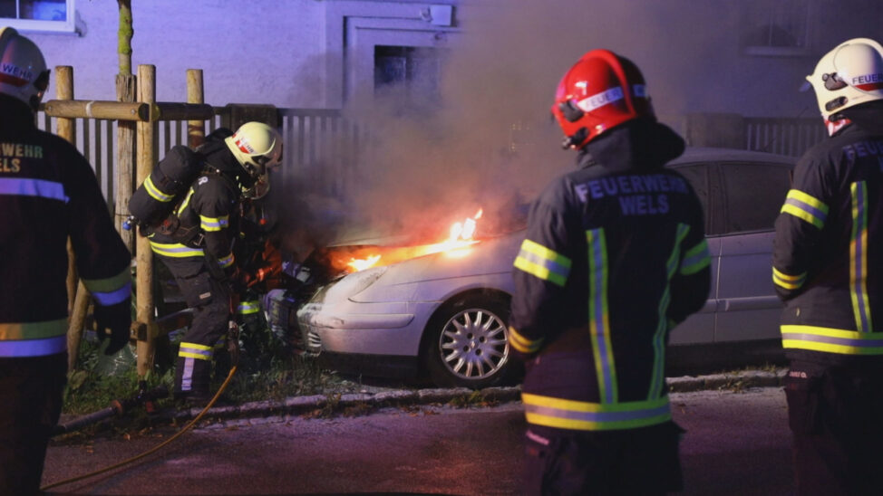 Feuerwehr bei Brand eines abgestellten Autos in Wels-Innenstadt im Einsatz