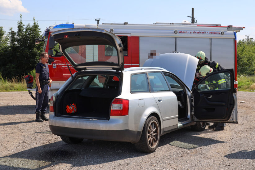 Feuerwehr zu gemeldetem PKW-Brand nach Wels-Puchberg alarmiert