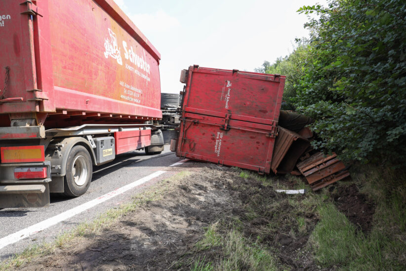 LKW mit Metallschrott umgestürzt: Schwierige Bergung auf Autobahnauffahrt in Pichl bei Wels