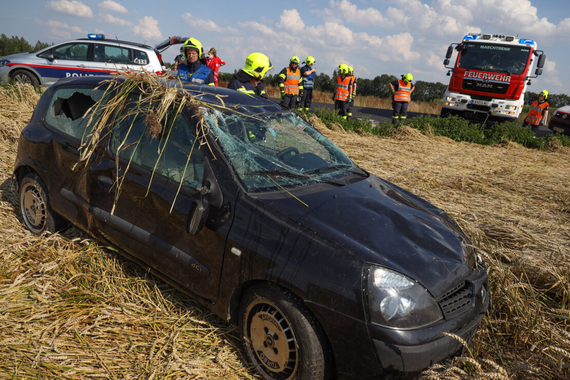 Auto am Dach: PKW bei Unfall in Marchtrenk in ein Getreidefeld überschlagen