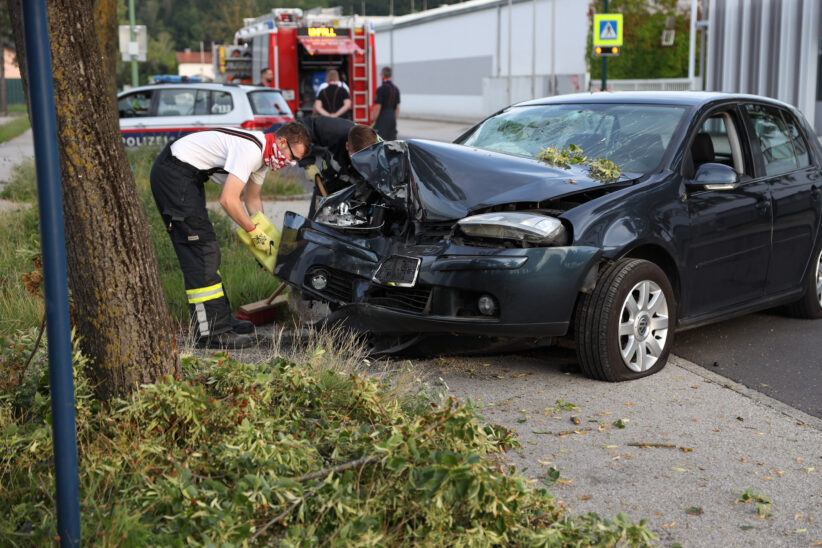 Auto gegen Baum: Fünf Verletzte bei Verkehrsunfall in Wels-Pernau