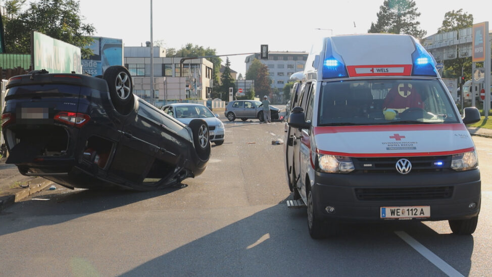 Auto überschlagen: Schwerer Kreuzungscrash in Wels-Pernau fordert zwei Verletzte