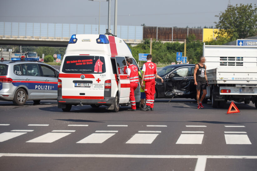 Kreuzungscrash in Wels-Neustadt fordert einen Leichtverletzten