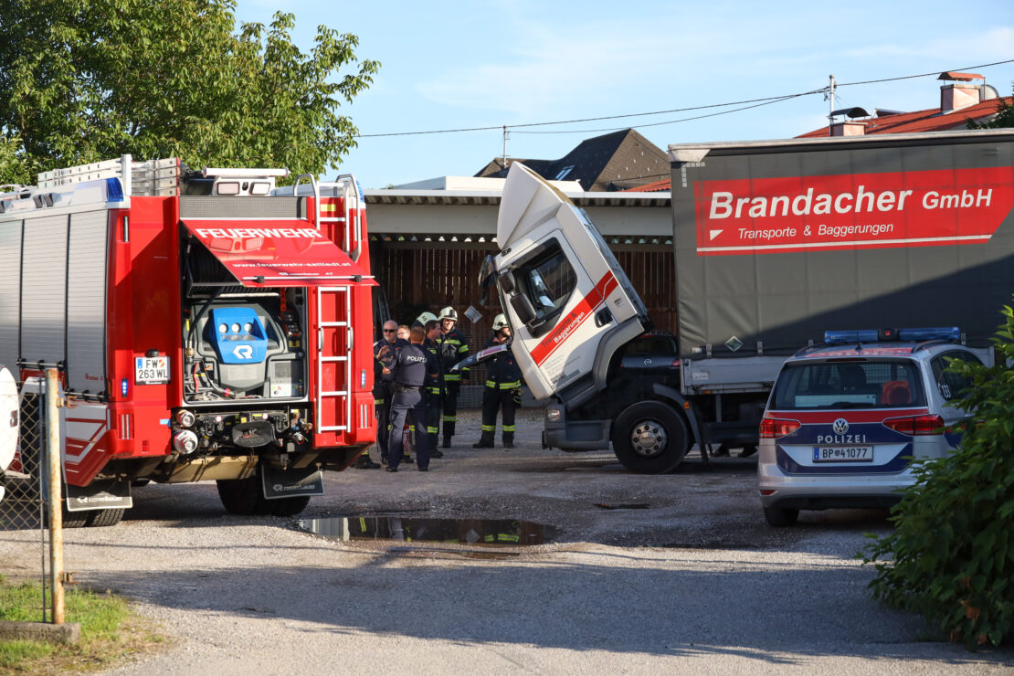 Einsatz in Sattledt: Lenker konnte beginnenden LKW-Brand noch vor Eintreffen der Feuerwehr löschen