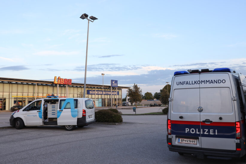 Sicherungsmaßnahmen: LKW touchierte Pakrplatzbeleuchtung in Wels-Neustadt