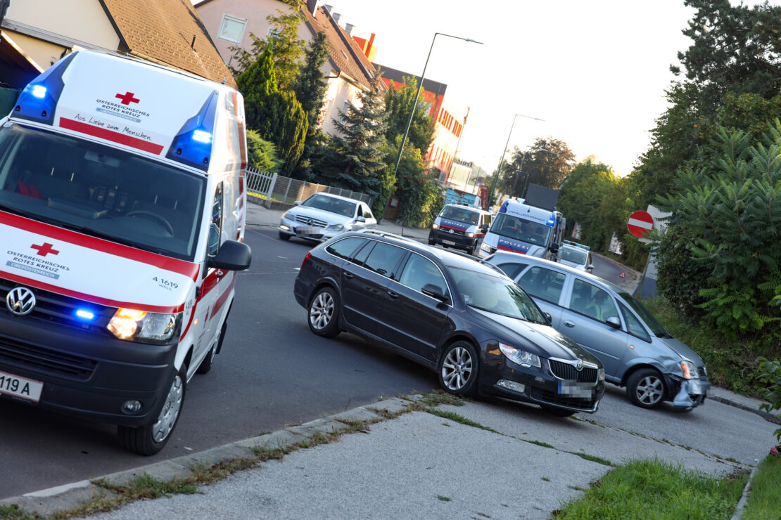 Kreuzungscrash auf Wiener Straße in Wels-Pernau fordert eine leichtverletzte Person