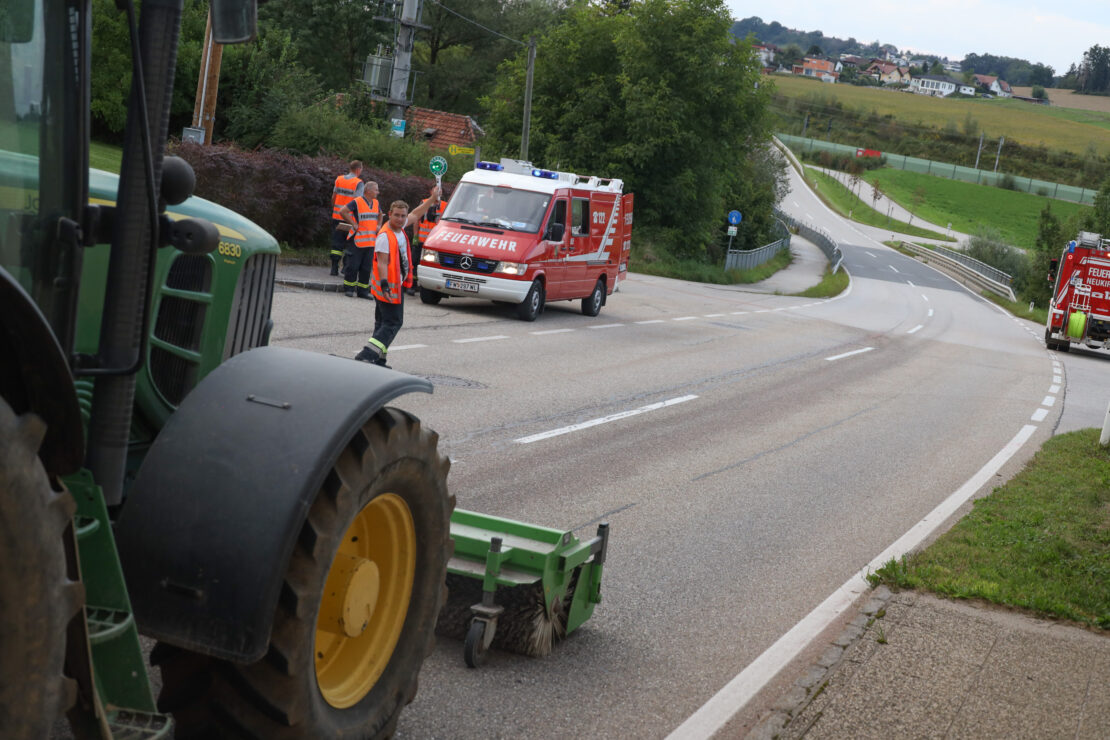 Längere Ölspur zwischen Lambach und Neukirchen bei Lambach sorgt für Einsatz der Feuerwehr