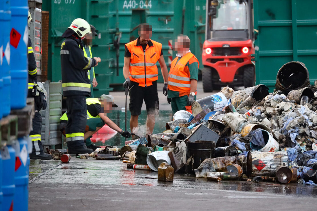 Brand in einem Abfallcontainer bei Entsorgungsbetrieb in Wels-Pernau führt zu Einsatz der Feuerwehr