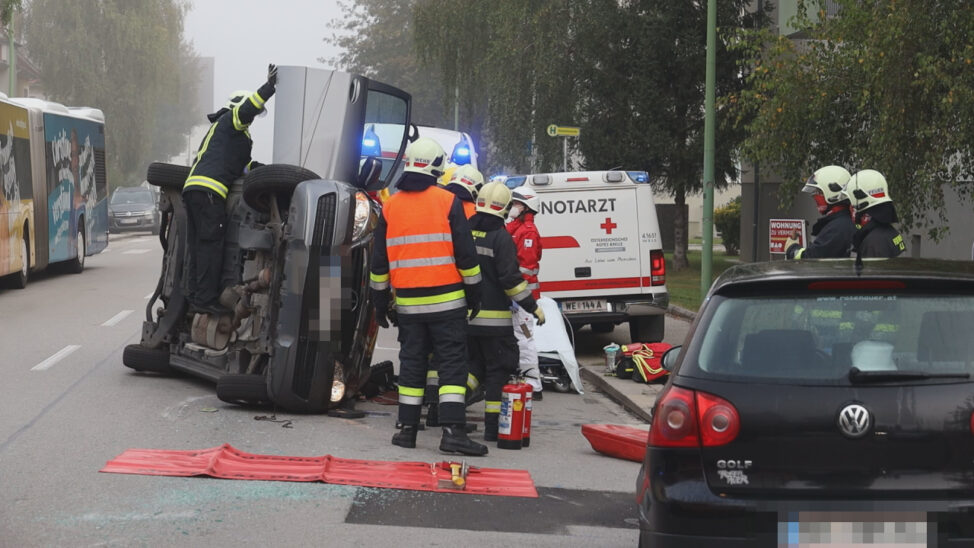 Menschenrettung nach schwerem Verkehrsunfall in Wels-Vogelweide