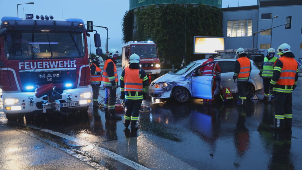Schwerer Verkehrsunfall zwischen PKW und Transporter in Wels-Waidhausen