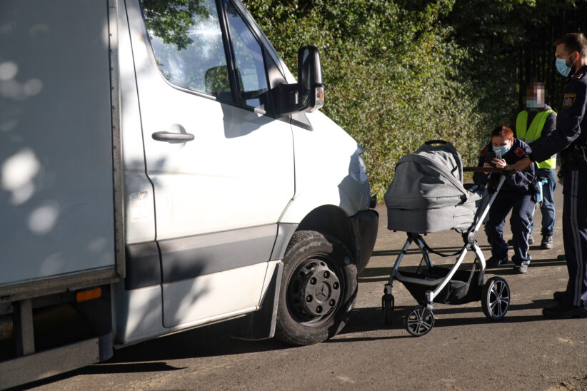 Baby und Oma verletzt: Klein-LKW kollidiert in Thalheim bei Wels mit Kinderwagen