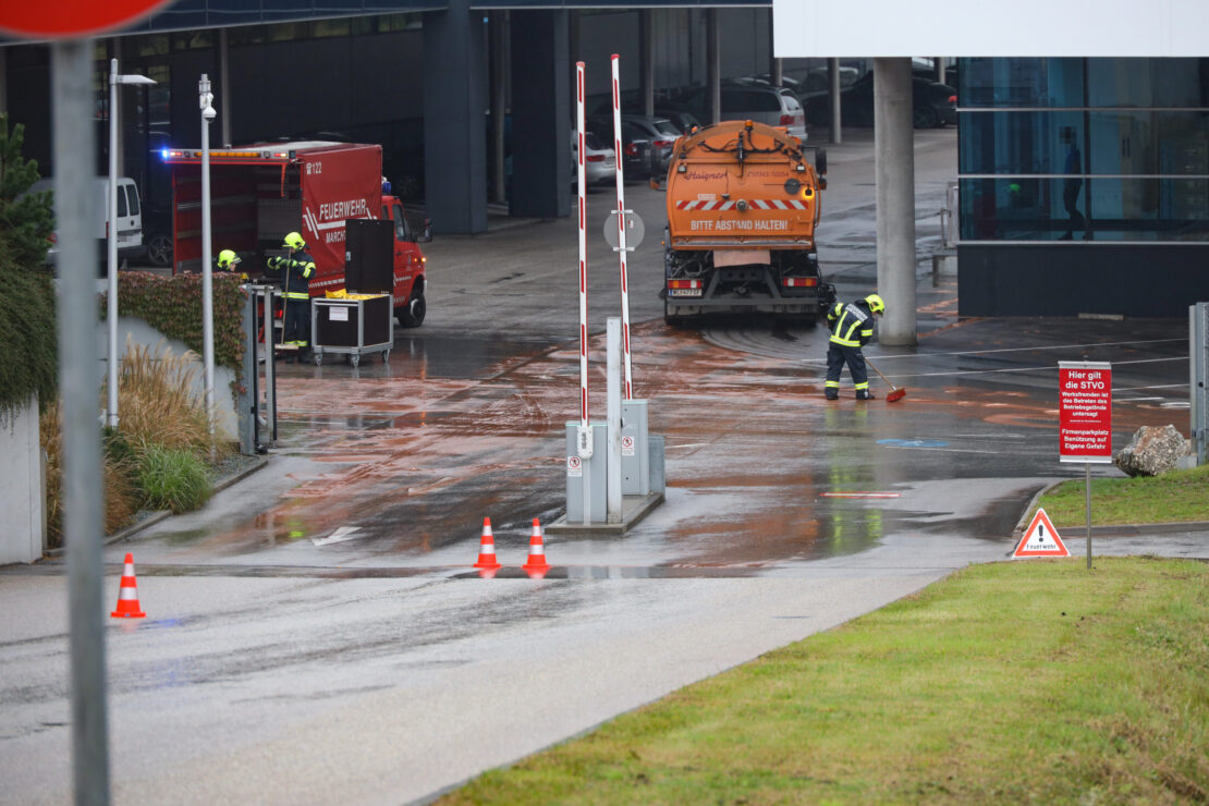 Feuerwehren nach massivem Dieselaustritt in Marchtrenk und Lambach im Einsatz