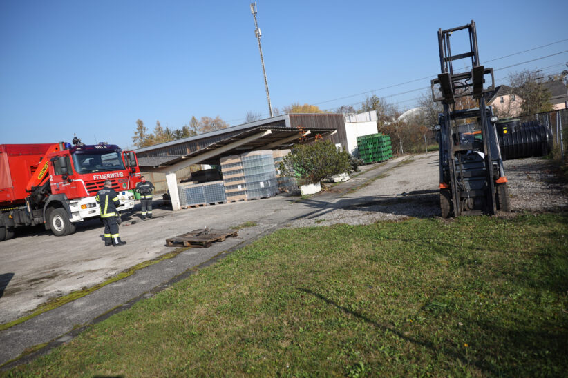 Feuerwehr im Einsatz: Stapler auf Firmengelände in Wels-Vogelweide im Schotter eingesunken