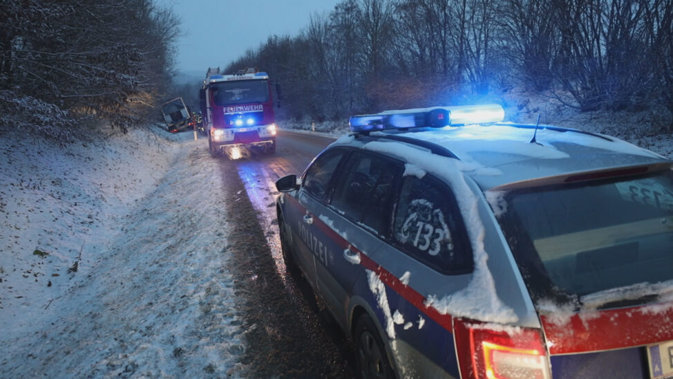 Winterliche Straßenverhältnisse: Traktor samt Anhänger bei Sattledt im Straßengraben gelandet