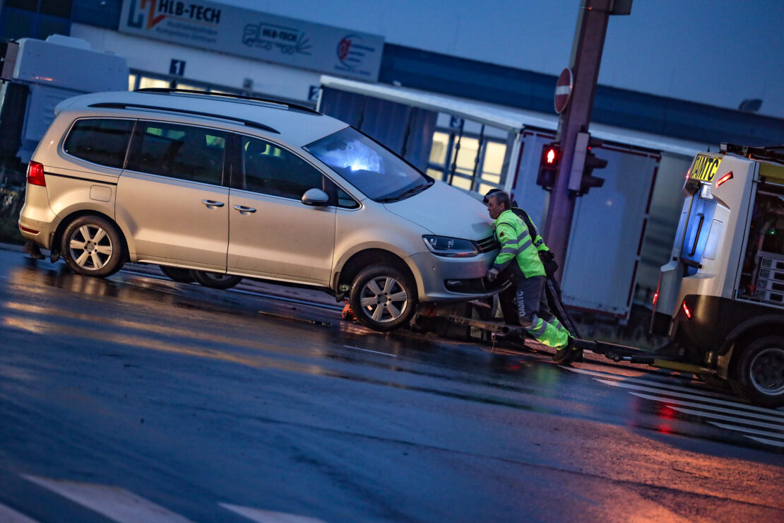 Auto "verweigerte" nach Sachschadenunfall auf Wiener Straße in Marchtrenk den Abtransport