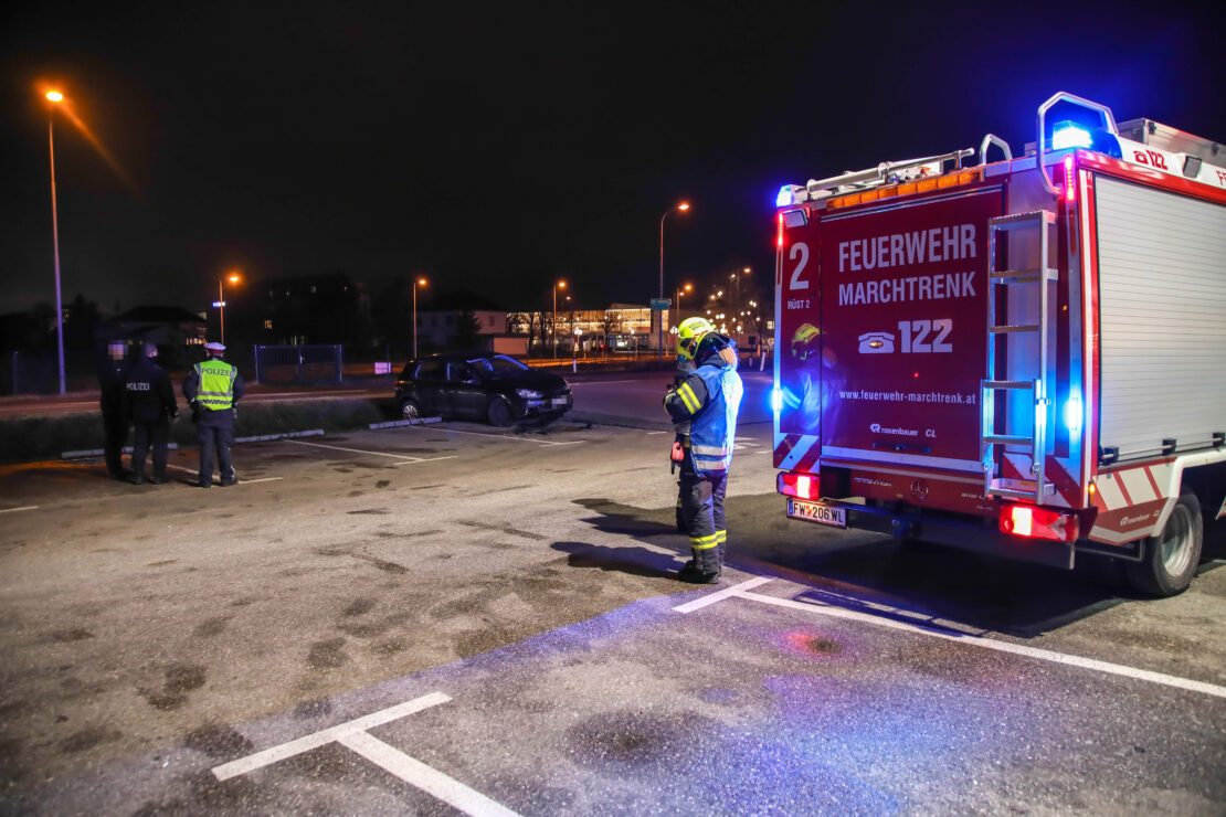 Sachschadenunfall: PKW-Lenker verfehlte in Marchtrenk eine Parkplatzeinfahrt