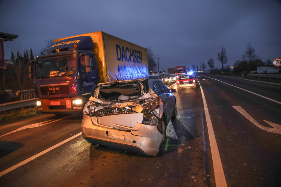 Heftiger Auffahrunfall zwischen LKW und PKW auf Wiener Straße in Marchtrenk