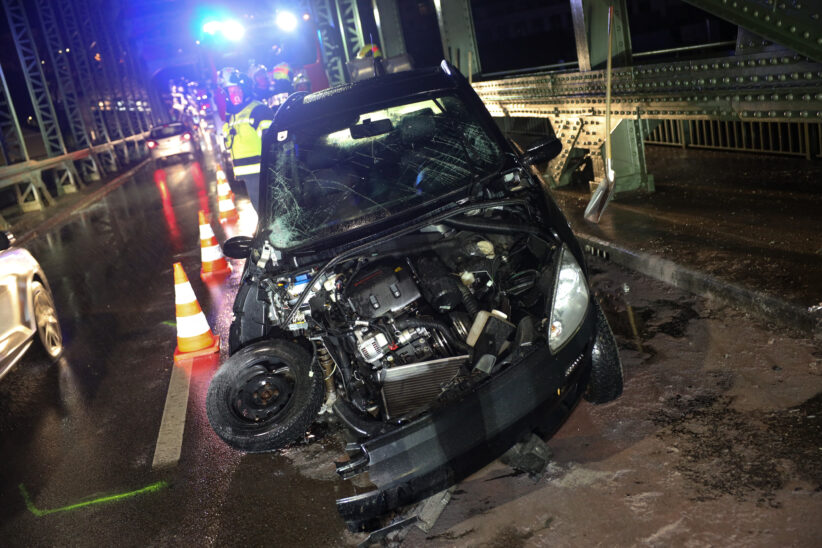 Mopedauto auf Gmundener Straße in Stadl-Paura frontal gegen Konstruktion der Traunbrücke gekracht