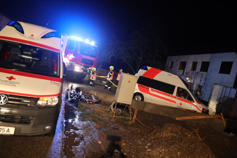 Festgefahrene Situation: Feuerwehr zog in Marchtrenk Rettungsauto aus aufgeweichtem Boden
