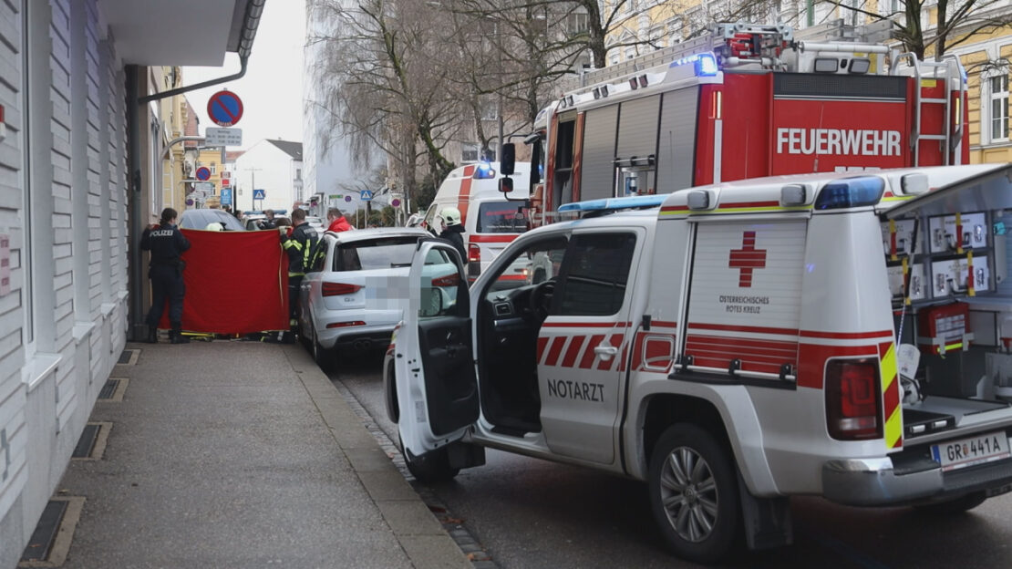Reanimation: Autolenker nach internem Notfall in Wels-Innenstadt gegen Autos und Hausmauer gekracht