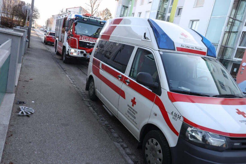 Unterkühltes Kind führte Einsatzkräfte zu vorangegangenem Brand in einer Wohnung in Wels-Vogelweide