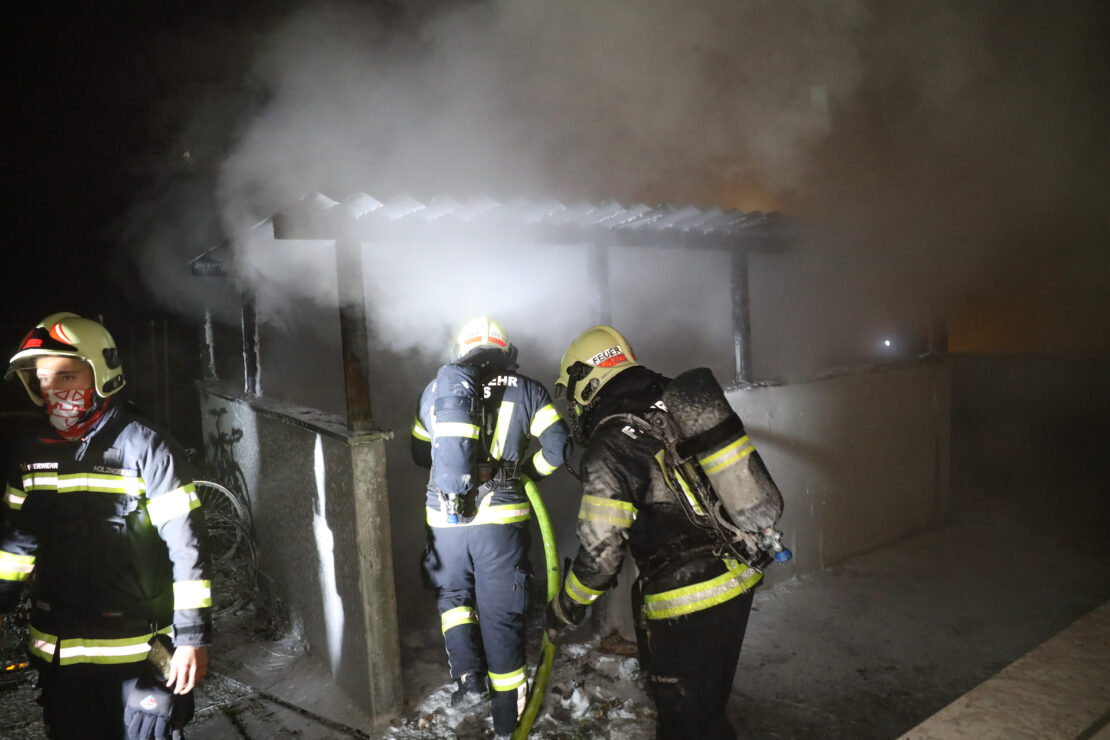 Brände: Müllinsel und Abfallcontainer in Wels-Lichtenegg in Brand gesteckt