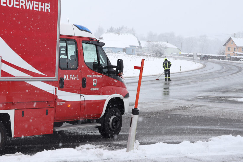 Ölspur auf Schneematsch in Pichl bei Wels sorgte für Einsatz der Feuerwehren