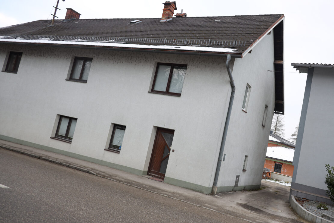 Feuerwehr musste in Bad Wimsbach-Neydharting Bestatter nach Todesfall Weg durch Wohnhaus freiräumen