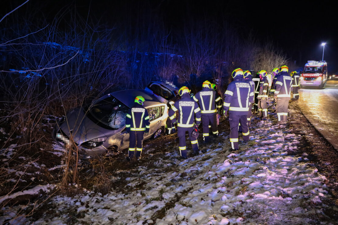 Alkolenker bei Unfall in Steinerkirchen an der Traun mit Auto in Böschung gelandet