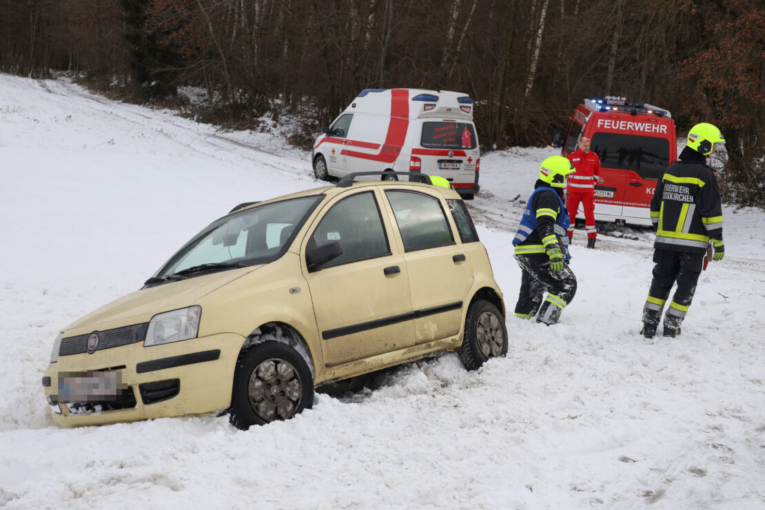 Schneeverwehung: PKW-Lenkerin bei Weißkirchen an der Traun mit Auto im Straßengraben gelandet