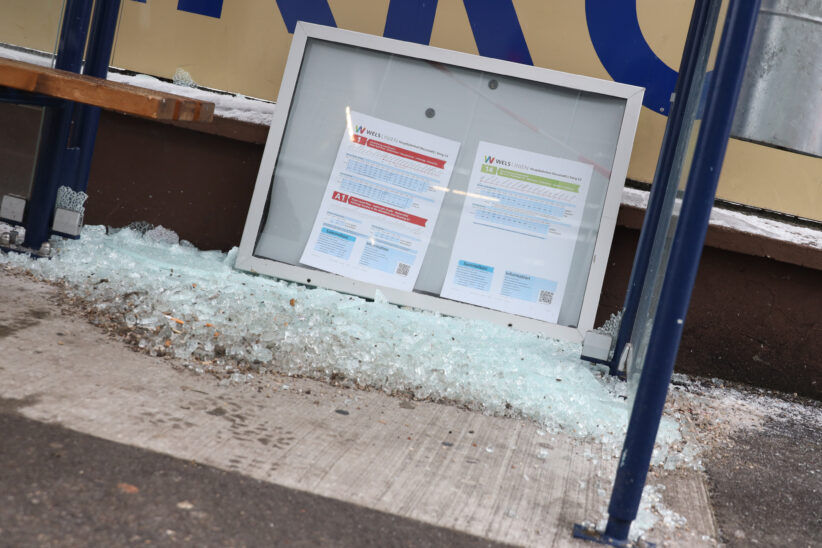 Glasbruch bei Bushaltestelle in Wels-Neustadt sorgt für einen Einsatz der Feuerwehr